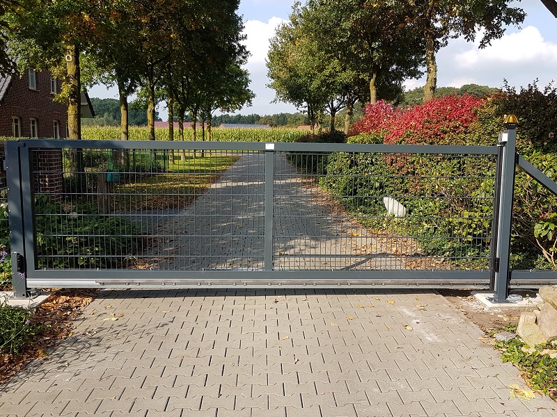 Angetriebene Toranlage in Anthrazitgrau pulverbeschichtet