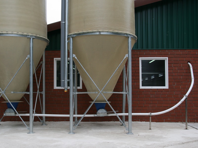 Zwei Silos mit gleichem Futter