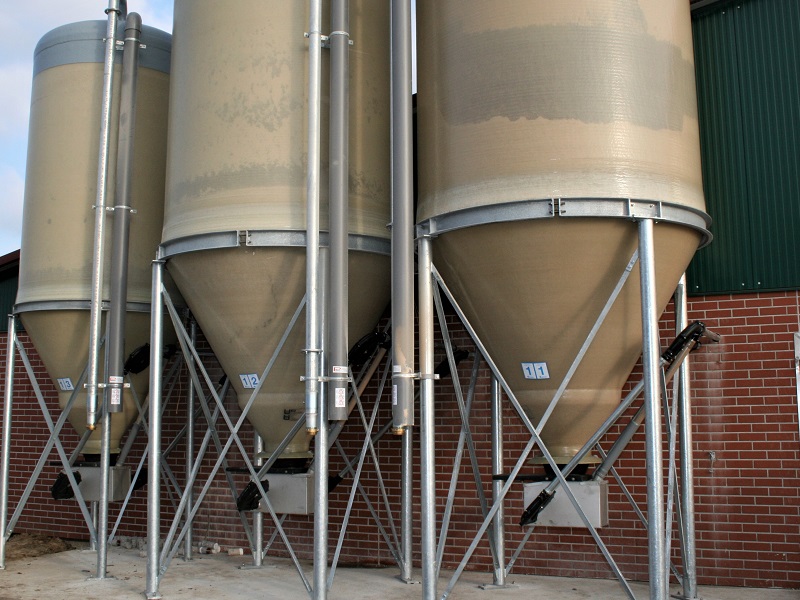 Drei Silos mit unterschiedlichem Futter, jeweils mit eigener Kettenförderung